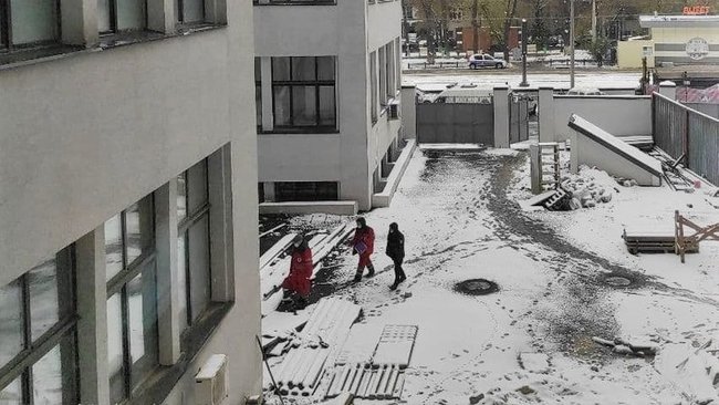 Жінка, яка перехворіла на коронавірус, випала з вікна Держпрому в Харкові 04
