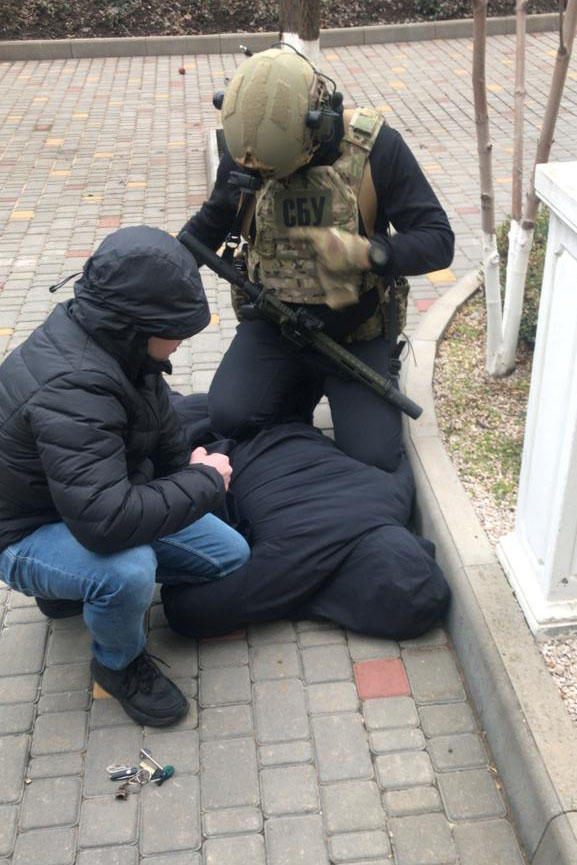 Хабарник в Одесі вистрибнув з вікна, тікаючи від силовиків 02 Хабарник в Одесі вистрибнув з вікна, тікаючи від силовиків 02