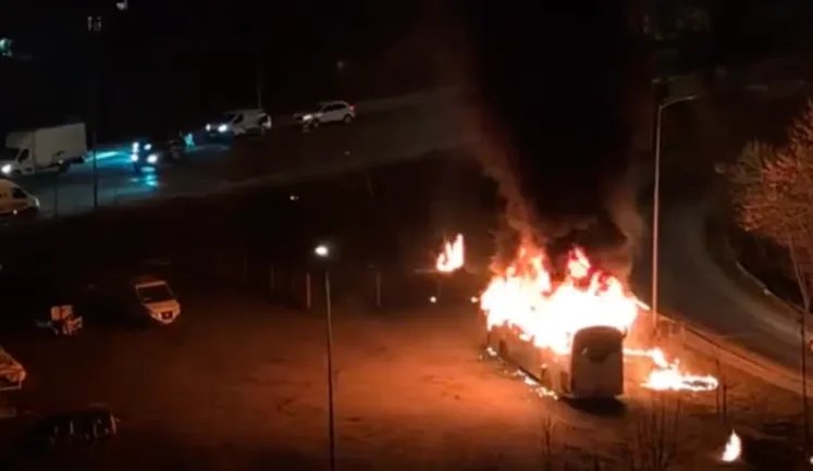 Вибух пролунав у Львові: загорівся автобус на стоянці, постраждалих немає