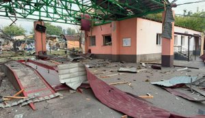 РФ ударила балістикою по "Київмедспецтрансу": згоріли швидкі, є руйнування (оновлено). ФОТОрепортаж