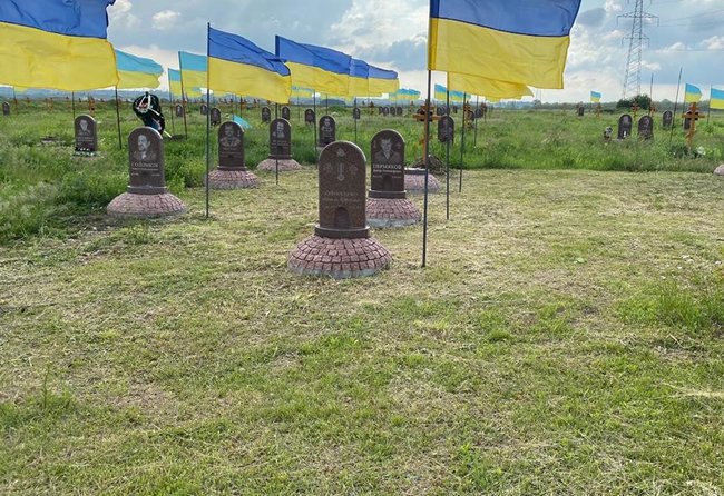 Краснопільське кладовище в Дніпрі, де поховані полеглі воїни, утримують у чистоті та порядку за будь-якої погоди 01