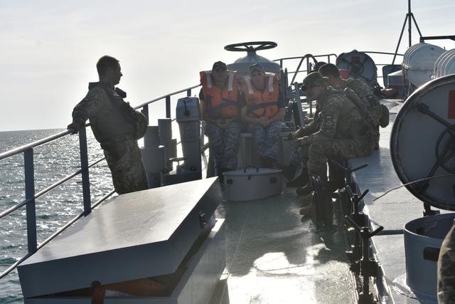 Десантники та військові моряки відпрацювали навчально-бойові завдання в Чорному морі, - Міноборони 10 Десантники та військові моряки відпрацювали навчально-бойові завдання в Чорному морі, - Міноборони 10