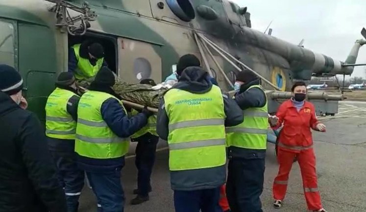 "Війна без вихідних": у Дніпро на вертольоті евакуювали двох військовослужбовців з мінно-вибуховими травмами. ВІДЕО+ФОТОрепортаж