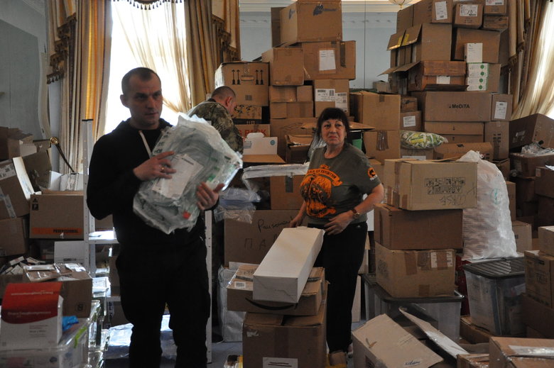 Штаб військових медиків Першого добровольчого мобільного шпиталю в маєтку Пінчука 05