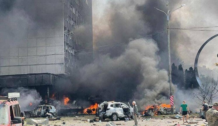 Russian occupiers fired 3 rockets at office building in Vinnytsia: 6 injured and 2 dead, including child. PHOTO