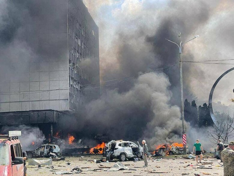 Russian occupiers fired 3 rockets at office building in Vinnytsia: 6 injured and 2 dead, including child 01