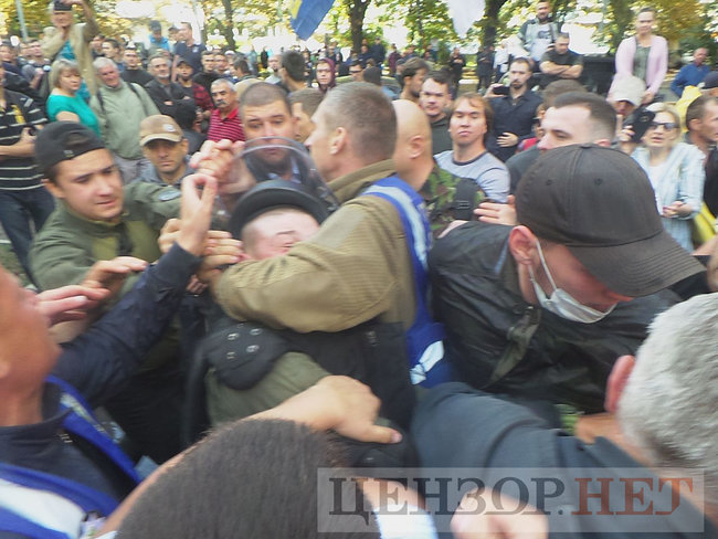 Під час мітингу під ГПУ проти екстрадиції в РФ Тумгоєва сталися сутички: мітингувальники бють вікна, їх у відповідь поливають водою зі шлангів 50