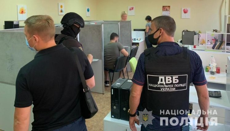Коллекторы угрожали "должникам" поддельным порно-компроматом в 5 областях Украины, - Нацполиция. ФОТОрепортаж