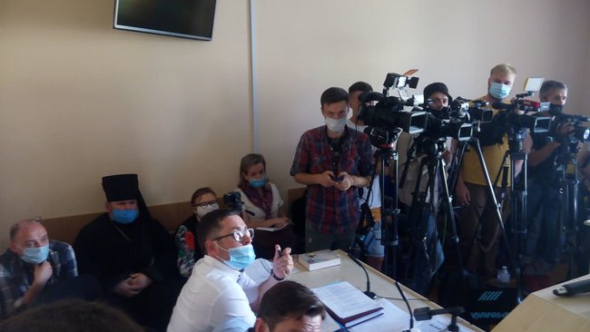 Суд продолжил рассмотрение иска Медведчука о запрете продажи книги о Стусе: под зданием суда проходит акция протеста 02