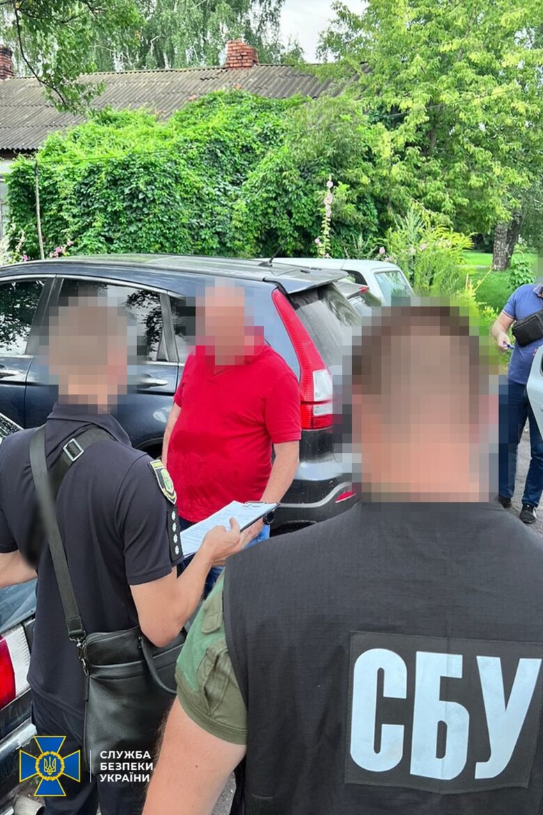 Затримано посадовця військкомату на Полтавщині, який за хабарі допомагав чоловікам ухилятися від мобілізації, - СБУ 07