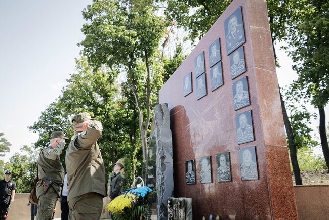 На Донетчине почтили память воинов, погибших в сбитом наемниками РФ под Славянском вертолете в 2014 году, - МВД 03