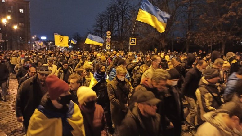 Щурів на Банковій нудить: Активісти вирушили під будівлю Офісу Президента, сталися сутички 04