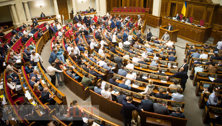 Передвиборчі пристрасті в партійних чатах, червоне плаття Підласої та фотопоказ від Янченко, - робота Ради 14 липня. ФОТОрепортаж