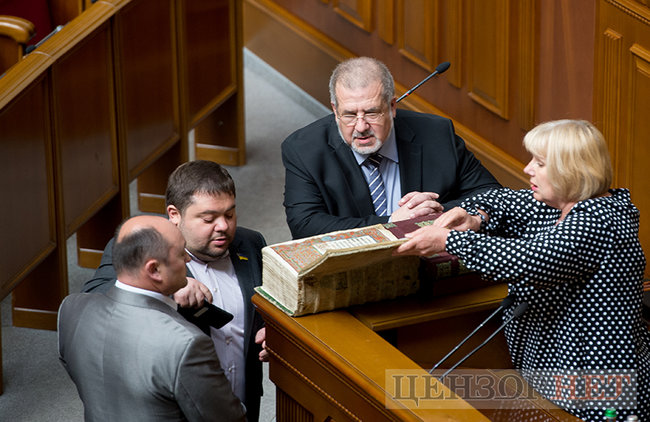 Зеленский с булавой, отвернувшийся Порошенко, Савченко в медалях, смеющиеся Луценко и Грицак, - инаугурация шестого Президента Украины Зеленского 08