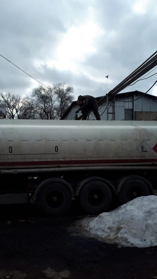 Податківці на Дніпропетровщині ліквідували незаконне виробництво палива з викраденої з нафтопроводу нафти 04