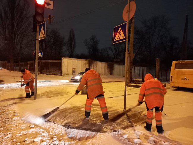 Киевавтодор настоятельно рекомендует водителям не выезжать на собственных автомобилях: коммунальщики борются с последствиями непогоды 06