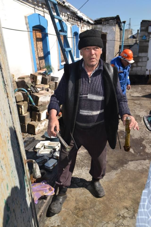 Наслідки вчорашнього обстрілу Марїнки терористами 02 Наслідки вчорашнього обстрілу Марїнки терористами 02