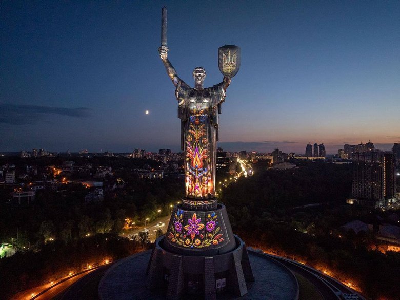 Артінсталяція на монументі Батьківщина-Мати до Дня незалежності