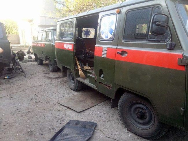 Волонтери Мега-Поліграф просять українців допомогти з ремонтом двох автомобілів швидкої допомоги для українських воїнів на Донбасі 01