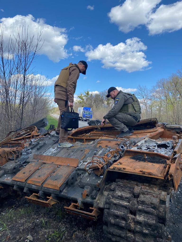 Катували і розстрілювали з танків. ДБР документує, як окупанти знищували Тростянець і його жителів 08