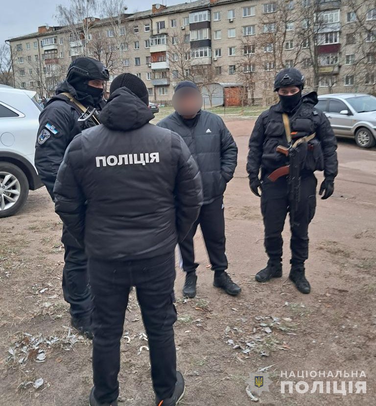 Банду, що займалася вимаганням, викрили на Житомирщині. На чолі був кримінальний авторитет 01