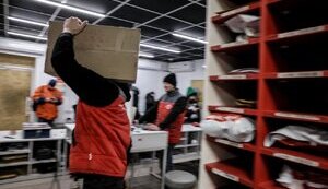 Под Покровском под обстрел россиян попало авто Новой почты
