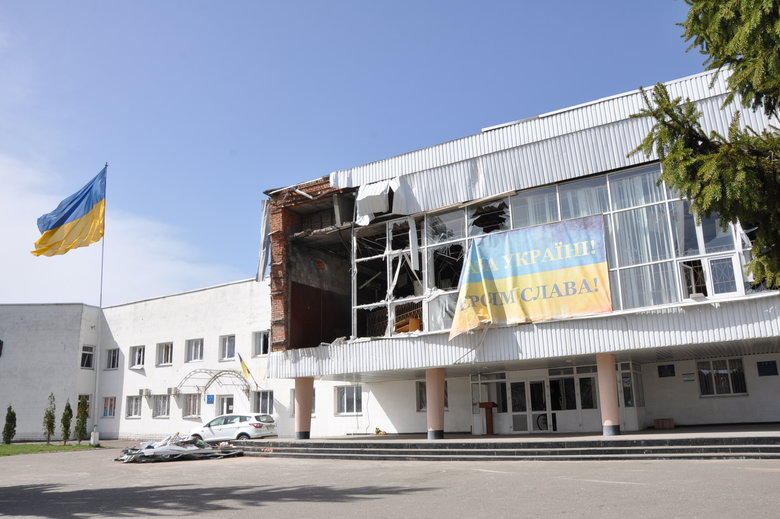 Розбомблені будинки, школа, бібліотека, вирви на дорогах та потрощені автомобілі: наслідки російської окупації в Макарові 37
