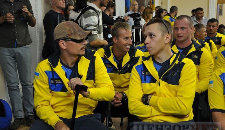 "Целый год мы закаляли волю и тело, чтобы достойно представить Украину": национальную сборную провели на "Игры Непокоренных" в Торонто. ФОТОрепортаж