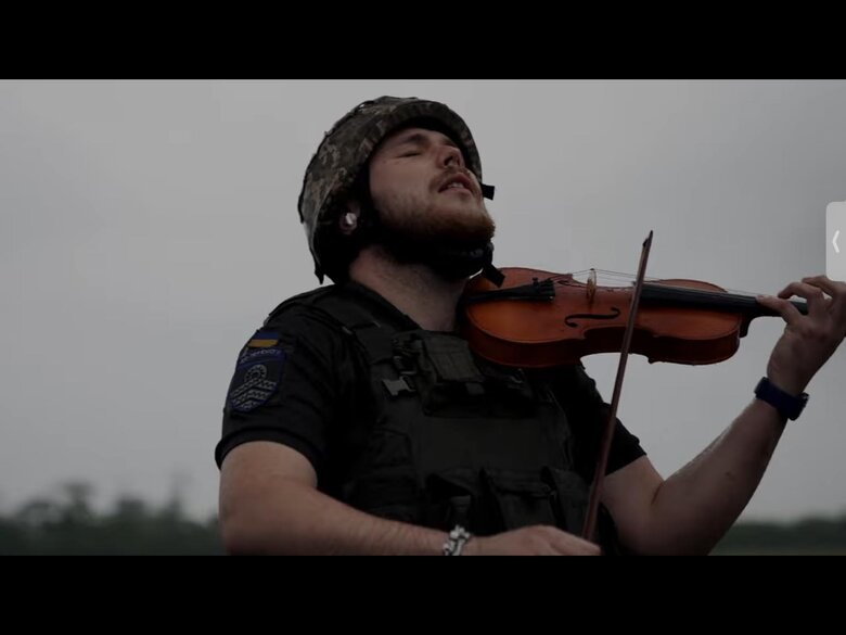 Парамедик і скрипаль Мойсей Бондаренко: Музика на війні додає сил, виступає терапевтом, дає можливість подумати про щось своє, розслабитись 01