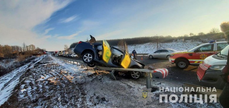 Внаслідок ДТП на окружній поблизу Харкова загинули 3 особи, дві дитини постраждали, - ДСНС 04