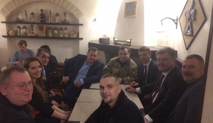 Порошенко и Полторак посетили ветеранскую пиццерию в Днепре. ФОТО