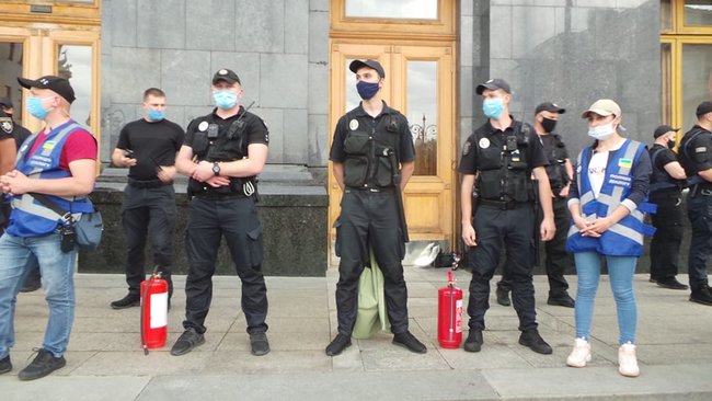 Прихильники Порошенка провели мітинг під Офісом президента 05