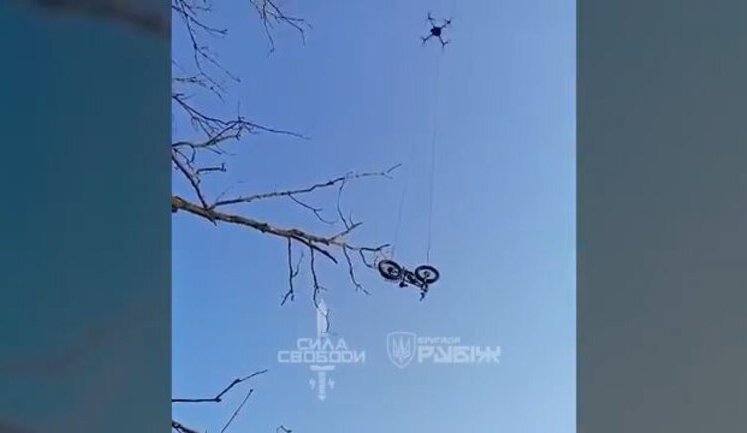 Раненый боец бригады "Рубеж" неделю в окружении самостоятельно уничтожал оккупантов, а затем эвакуировался на электровелосипеде, который был доставлен на БПЛА. ВИДЕО
