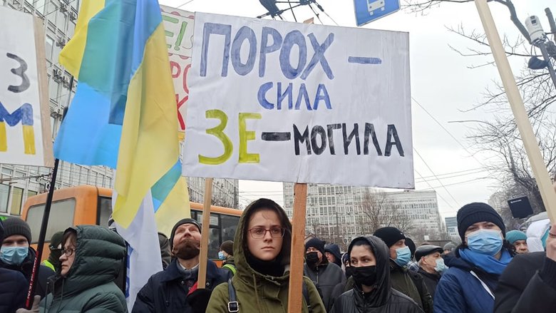 Беги, Вова, беги: Под судом, рассматривающим апелляции относительно меры пресечения для Порошенко, собрались митингующие 39