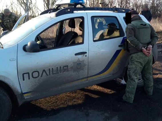 Двох співробітників поліції Вугледара затримано за систематичне хабарництво 01
