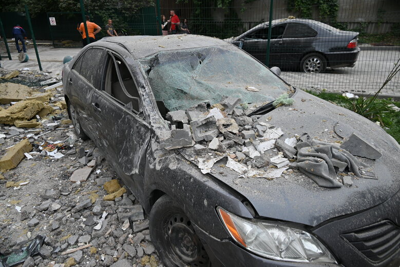 Последствия падения обломков вражеской ракеты на многоэтажку в Соломенском районе Киева 12