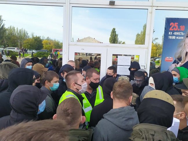 Стус прийде за тобою, - активісти пікетують концерт-хол у Миколаєві, де проводить зустріч із виборцями Медведчук 01