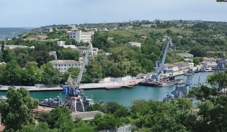 П'ять російських великих десантних кораблів вийшли у Чорне море. ФОТОрепортаж