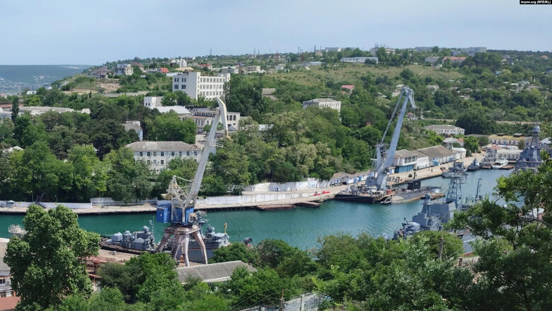 Пять российских больших десантных кораблей вышли в Черное море 02