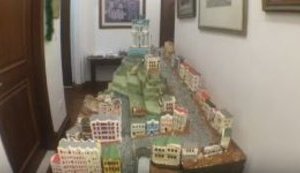 US diplomat’s wife crafts gingerbread miniature of Kyiv’s Andriivskyi Descent. VIDEO