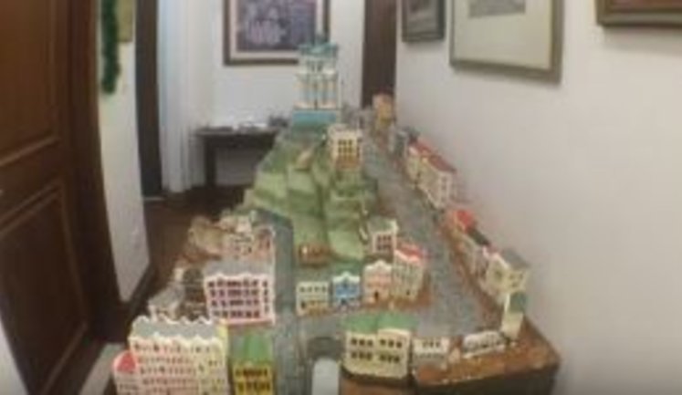 US diplomat’s wife crafts gingerbread miniature of Kyiv’s Andriivskyi Descent. VIDEO