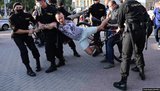 Полиция начала задерживать митингующих активистов в разных городах Беларуси. ФОТО