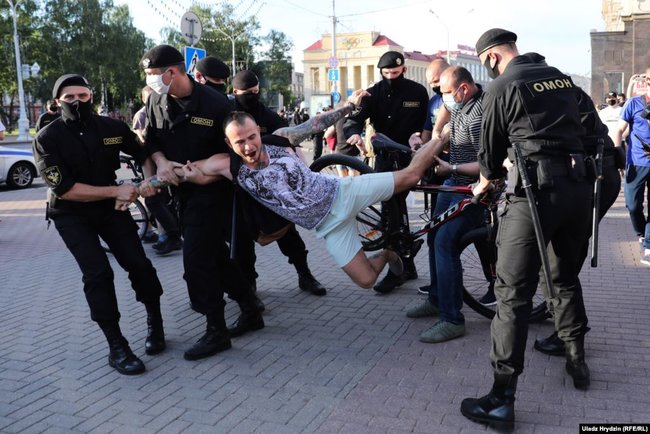 Полиция начала задерживать митингующих активистов в разных городах Беларуси 01