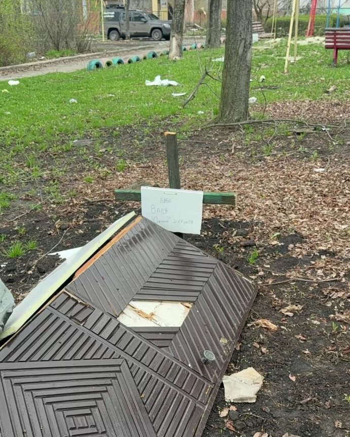 Могили цивільних між будинками в Покровську