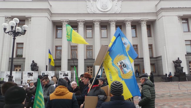 Вимагаємо референдум, - мітингувальники проти ринку землі перекрили кілька вулиць біля Верховної Ради 21