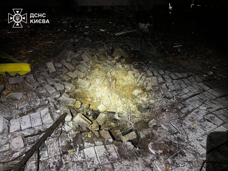 Наслідки влучання дрона у поліклініку в Києві