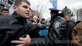 Во время акции в защиту активиста "Дорожного контроля" возле МВД произошла стычка с милицией