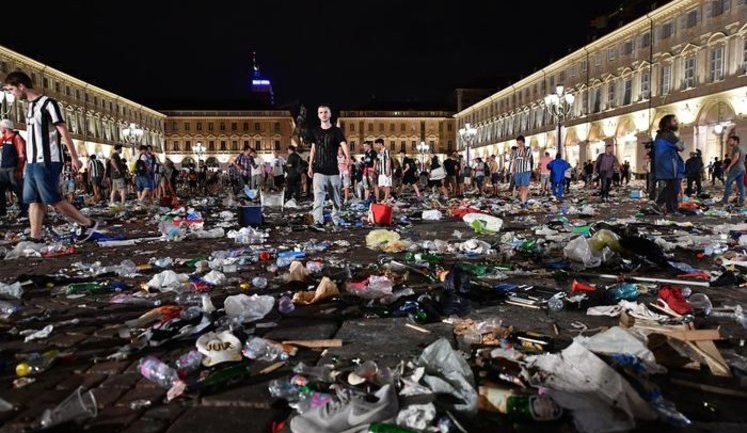 600 человек пострадали из-за давки во время трансляции финального матча Лиги чемпионов в Турине. ФОТОрепортаж+ВИДЕО