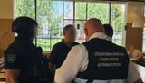 $5000 за службу в тилу: на Київщині викрито посадовця та його спільника. ФОТО