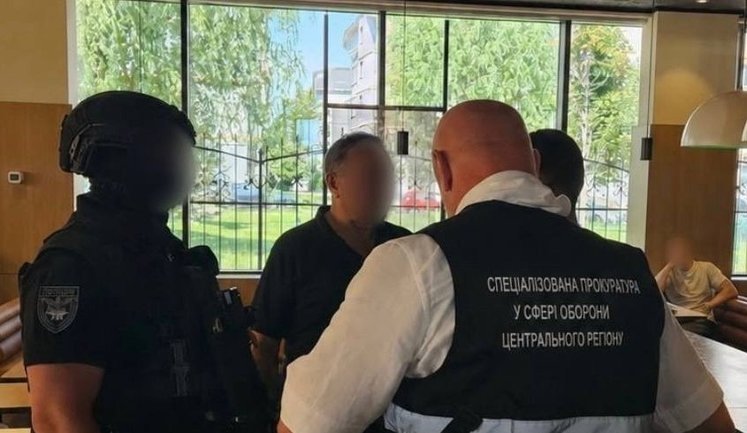 $5000 за службу в тилу: на Київщині викрито посадовця та його спільника. ФОТО